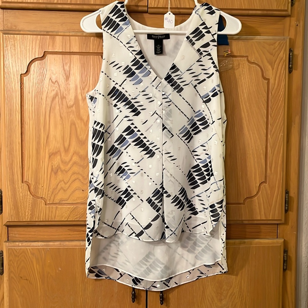 White House Black Market V-neck tank size XS